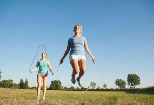 每天跳绳1000个一个月能瘦多少斤（每天跳绳1000个一个月能瘦多少斤12岁的孩子）