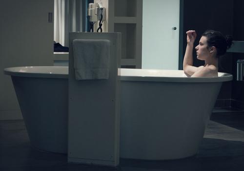 秋天用冷水洗澡好吗 秋天用冷水洗澡会怎么样