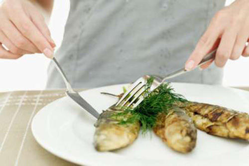 食物卡住喉咙的急救措施 食物卡住喉咙的急救方法