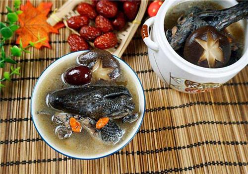 女人补血养颜喝什么汤（女人喝什么汤滋补养颜）