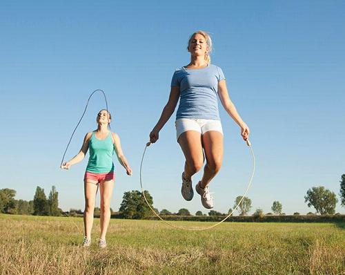 呼啦圈和跳绳哪个减肥瘦身快 呼啦圈减肥快还是跳绳减肥快