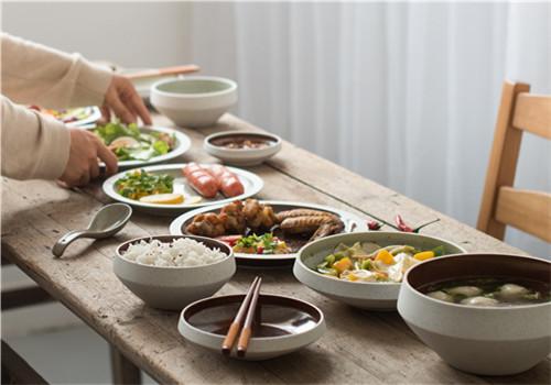 夏天晚饭吃什么比较好（夏天晚饭吃什么比较好 简单一点的）