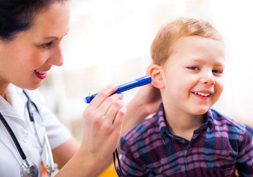 耳朵里面疼是怎么回事（耳朵里面疼是怎么回事用手一碰就疼）