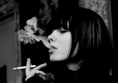 吸烟对皮肤的危害（吸烟对皮肤的危害图片）