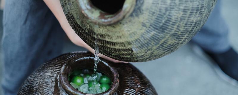 枇杷泡酒的功效与作用 枇杷泡酒的功效与作用枇杷酒能保存多长时间