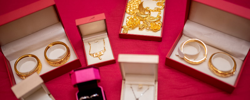 黄金手镯怎样分辨是不是实心 黄金手镯如何分辨实心空心