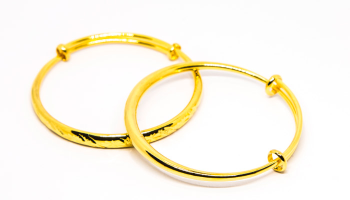 黄金手镯怎样分辨是不是实心 黄金手镯如何分辨实心空心