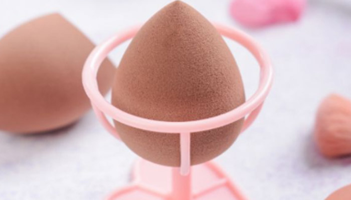 粉底刷和美妆蛋哪一个好上妆 粉底刷和美妆蛋哪一个上妆容易