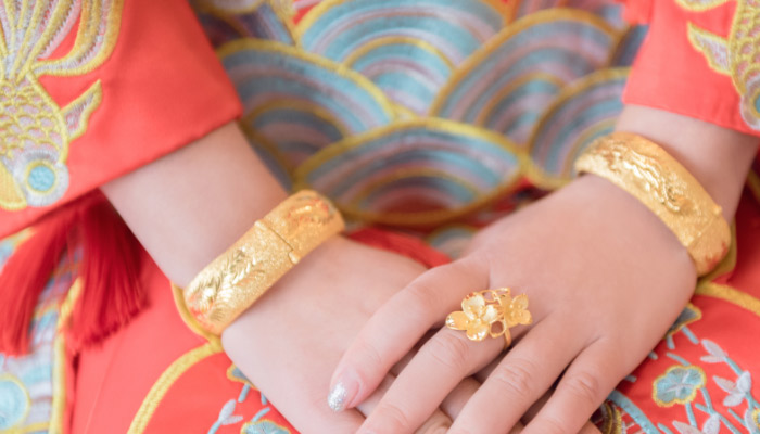 黄金手镯怎样分辨是不是实心 黄金手镯如何分辨实心空心