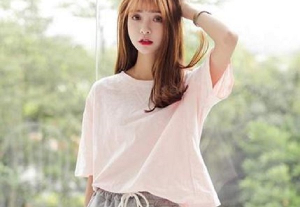 米白色裤子配什么颜色上衣 米白色裤子配什么上衣