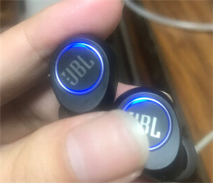 JBL FREE X蓝牙耳机的指示灯