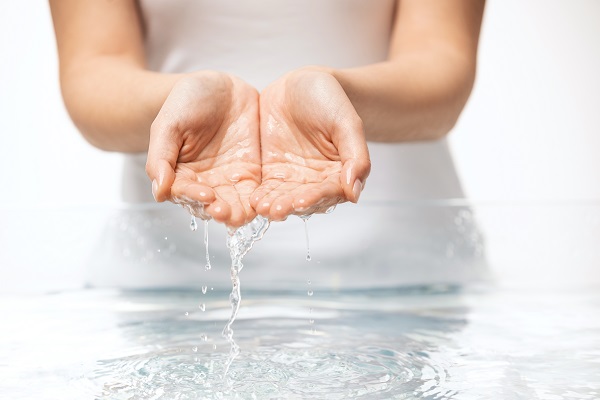 冬天脸部出油是什么原因 脸部出油怎么改善