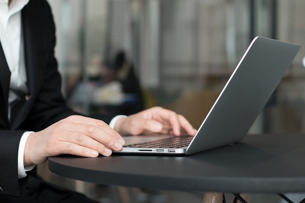 右脸颊长痘的原因是什么 右侧脸颊长痘是什么原因