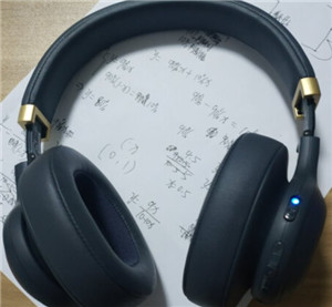 JBL E55BT Quincy版耳机怎么查看电量