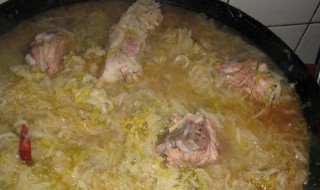 排骨炖酸菜的做法东北 怎么做排骨炖酸菜