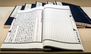 重岩叠嶂隐天蔽日下一句是什么 重岩叠嶂隐天蔽日的原文及翻译