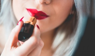 口红如何用散粉变成不沾杯 你知道吗