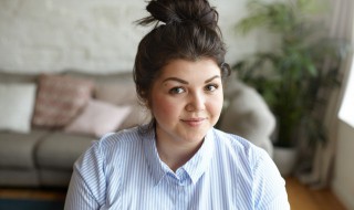 显脸小扎头发方法 大脸如何扎头发显脸小