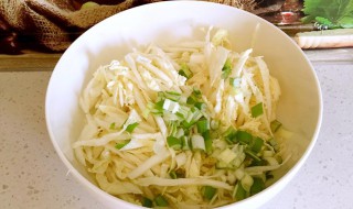 辣圆白菜丝的腌制方法 腌圆白菜丝的简单腌制方法