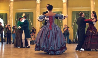 华尔兹侧行步要领是什么 华尔兹侧行追步动作要领