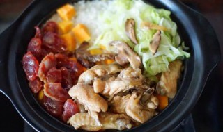 鸡肉煲饭做法步骤（鸡肉焖饭的做法）