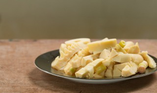 腊味笋衣干锅如何做（干锅笋衣的做法）