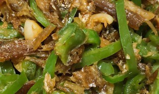 青椒香辣小鱼仔的家常做法（青椒小鱼仔的做法大全）