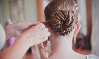 少女马尾发型绑扎方法（马尾少女可爱的发型扎法）