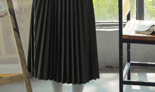 长款百褶裙的秋冬穿搭方法 冬季长款百褶裙穿搭