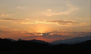 往日夕阳下的公园里什么意思 往日夕阳下的公园里原文介绍