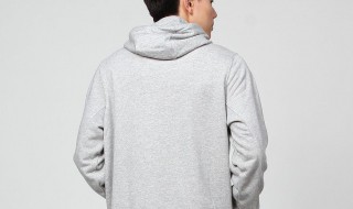 奶灰色头发男生穿衣搭配技巧 男生奶灰色发型