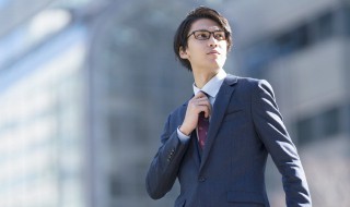 男生灰色衣服搭配技巧 男生灰色衣服搭配技巧图片