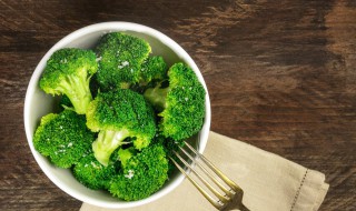 西兰花和木耳怎么炒（西兰花跟木耳怎么炒）