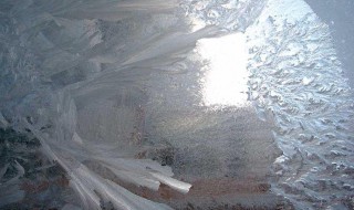 冬天窗户上的冰花在内侧还是外侧 冬天窗户上的冰花在窗户的外面还是里面?