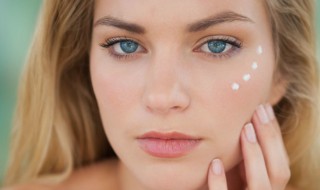 如何快速去除眼部细纹 如何快速去除眼部细纹视频