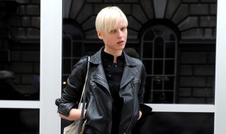 黑色短款皮衣怎么搭配（黑色短款皮衣怎么搭配好看）