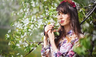 蓝色阔腿牛仔裤如何搭配上衣 蓝色阔腿牛仔裤如何搭配上衣男