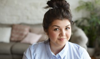 圆脸适合什么样的眉形（圆脸适合什么样的眉形和颜色）