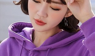 紫色卫衣搭配什么裤子好看 紫色卫衣搭配什么裤子好看图片