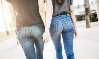 蓝色上衣搭什么颜色裤子好看 蓝色裤子配什么颜色上衣好看