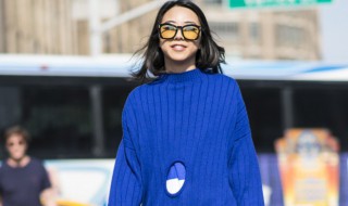 蓝色毛衣适合搭配什么裤子（蓝色毛衣适合搭配什么裤子女）