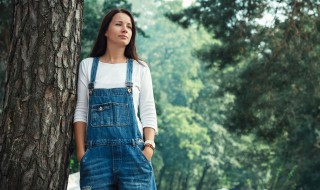 连体吊带裤怎么搭配才好看 连体吊带裤怎么搭配才好看女