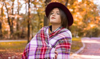 披肩怎么搭配衣服才会好看（披肩怎么搭配衣服才会好看女）