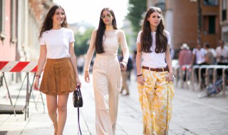 杏色裤子适合搭配什么颜色的上衣（杏色裤子适合搭配什么颜色的上衣图片）