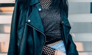 短款皮衣怎么搭配才好看（短款皮衣怎么搭配才好看?）