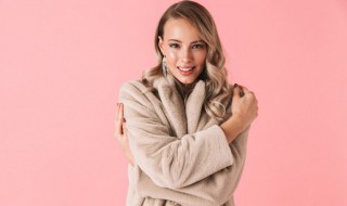 羊羔绒外套适合搭配什么样的裤子 羊羔绒外套适合搭配什么样的裤子女