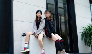 短款卫衣下身怎么搭配显腿长（短款卫衣下身怎么搭配显腿长一点）