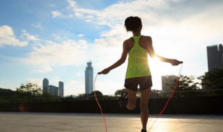 跳绳运动每分钟至少100次的益处（一分钟一百个跳绳属于剧烈运动吗）