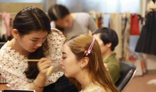 化妆色彩的基本原则（化妆色彩的基本原则分为）