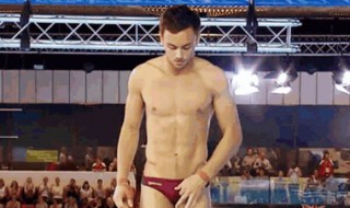 为什么跳水运动员要穿三角泳裤 为什么跳水运动员要穿三角泳裤呢